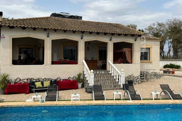 Image No.1-7 Bed Villa for sale