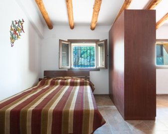 6337traditionalreformedspanishfarmhousenearib