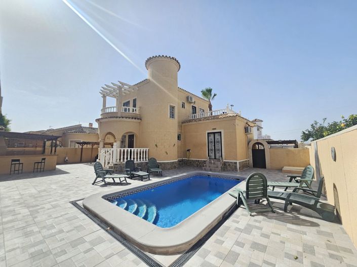 Image No.1-4 Bed Villa for sale