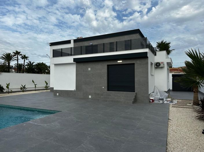 Image No.1-4 Bed Villa for sale