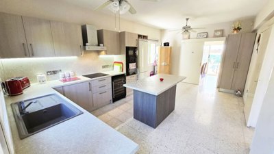 Detached Villa For Sale  in  Peyia - Coral Bay