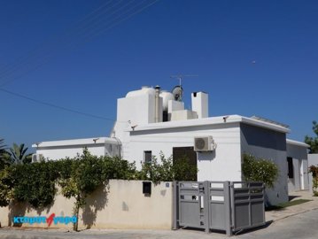 A Retro Vintage Two Bedroom Bungalow is for Sale in Mesa Chorion