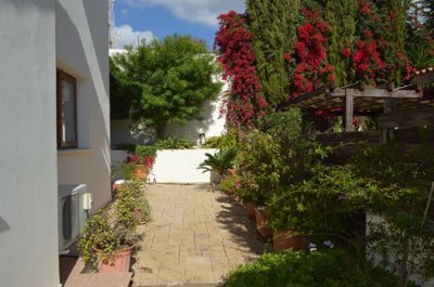 Detached Villa For Sale  in  Tsada