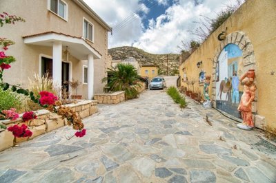 Detached Villa For Sale  in  Peyia Village