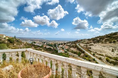 Detached Villa For Sale  in  Peyia Village