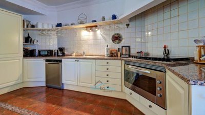 kitchen with large oven and 6 ring hob