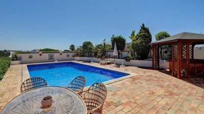 poolside dining