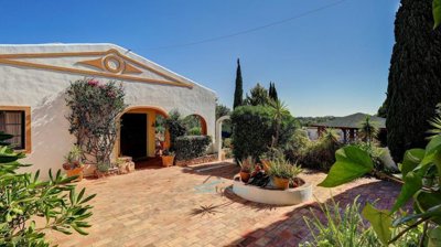 enclosed courtyard to front door