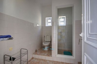 main house - family bathroom