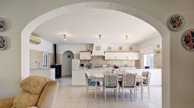 large arch through to kitchen and dining room