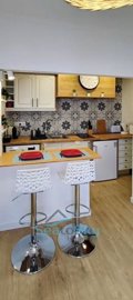 kitchen & breakfast bar