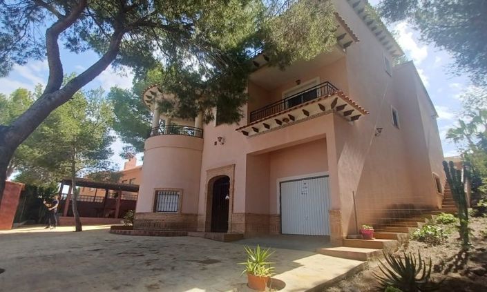 Image No.1-6 Bed Villa for sale