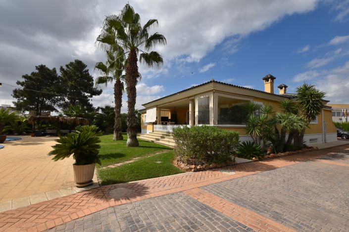 Image No.1-4 Bed Villa for sale