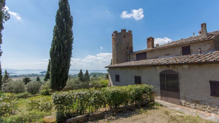 Image No.1-Châteaux de 15 chambres à vendre à Tuoro sul Trasimeno