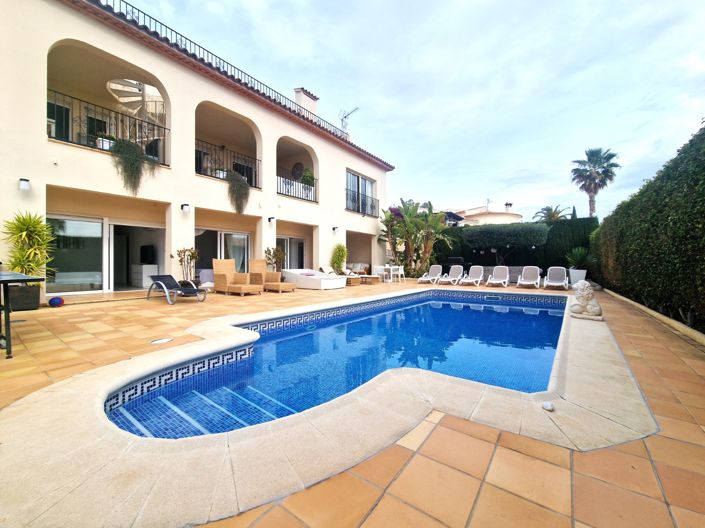 Image No.1-6 Bed Villa for sale