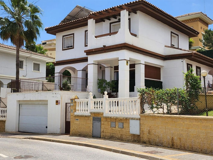 Image No.1-4 Bed Villa for sale