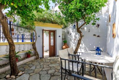 1 - Chora, Townhouse