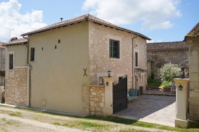 1 - Paussac-et-Saint-Vivien, Property