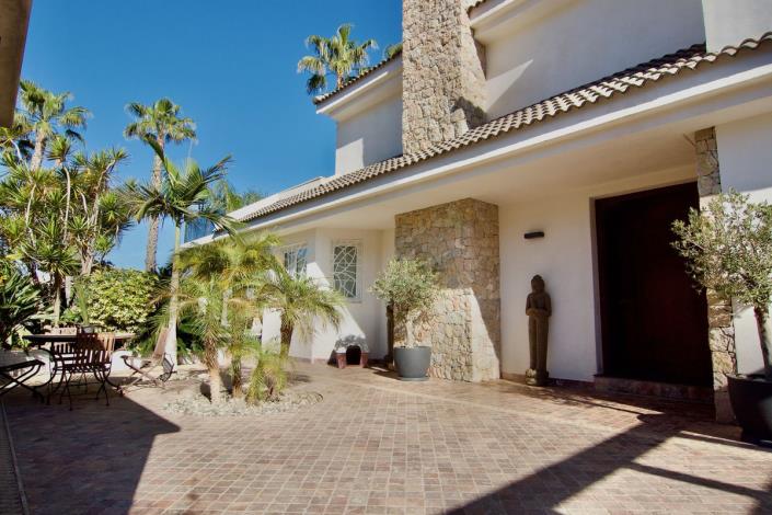 Image No.1-4 Bed Villa / Detached for sale