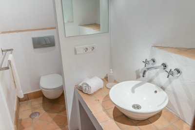 villa-dalia-third-bedroom-en-suite-bath