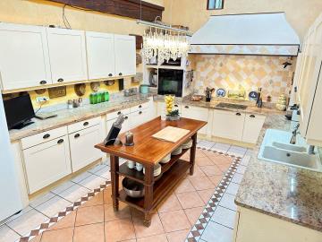 10--FULLY-EQUIPPED-KITCHEN--1-