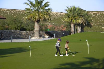 Altaona-golf-ninos-jugando-golf-resort