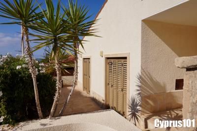 10-Chloraka-bungalow-150m-from-the-beach-Property-1273