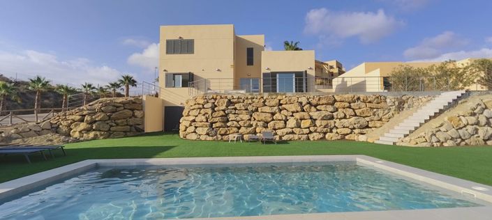 Image No.1-6 Bed Villa for sale