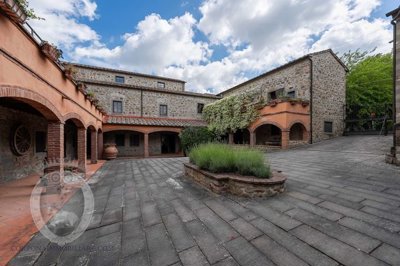 1 - Cortona, Property