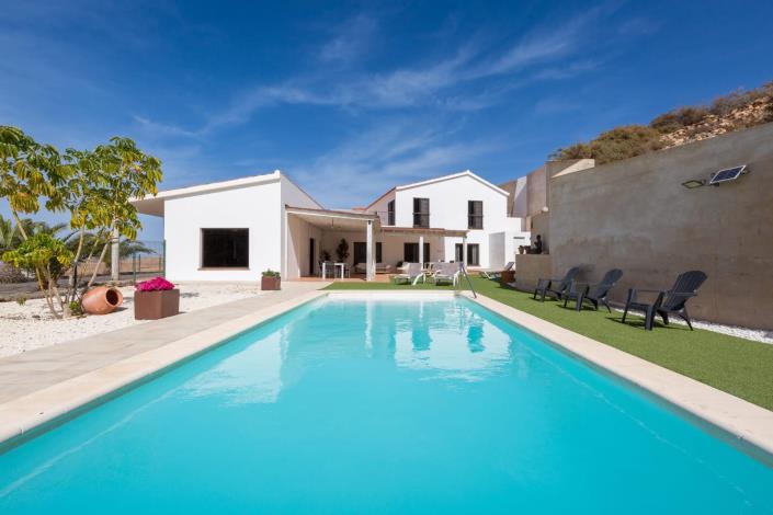 Image No.1-4 Bed Villa / Detached for sale