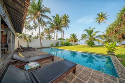 Green-Terrasse-und-Pool-cmpr