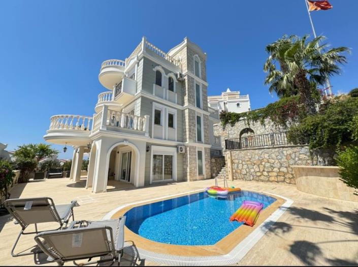 Image No.1-4 Bed Villa / Detached for sale