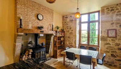 Chateau--kitchen-breakfast-area