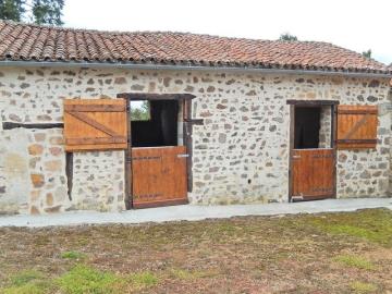 TWO-Stables-rear-of-front-paddock-home-france-016