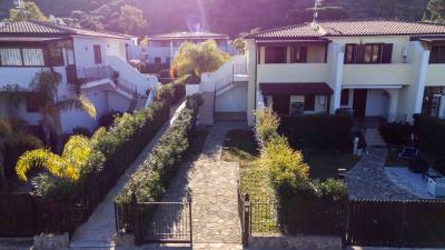 V567-Porzione-di-villa-con-giardino-Mareluna--1-