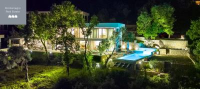 Villa-by-night-2