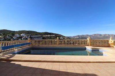 villa-for-sale-in-denia-pool-area