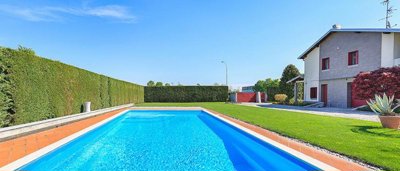 beautiful-villa-with--swimming-pool-in-lombar