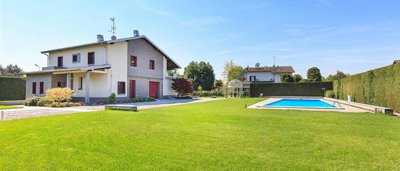 beautiful-villa-with--swimming-pool-in-lombar