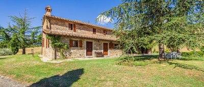 charming-farmhouse-in-tuscany-for-sale-21