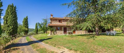 charming-farmhouse-in-tuscany-for-sale-20