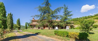 charming-farmhouse-in-tuscany-for-sale-18