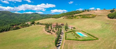 charming-farmhouse-in-tuscany-for-sale-1