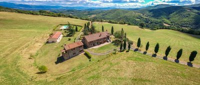 charming-farmhouse-in-tuscany-for-sale-11