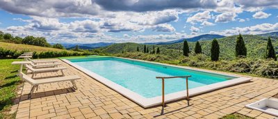 charming-farmhouse-in-tuscany-for-sale-51