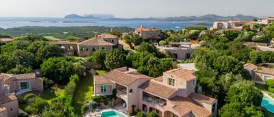 prestigious-villa-with-pool-in-sardinia-3