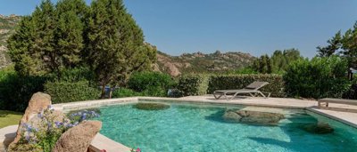 prestigious-villa-with-pool-in-sardinia-14