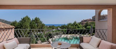 prestigious-villa-with-pool-in-sardinia-41