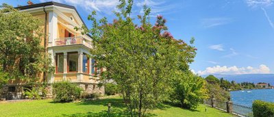 amazing-villa-on-the-lake-for-sale30