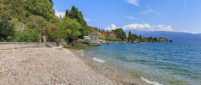 amazing-villa-on-the-lake-for-sale29